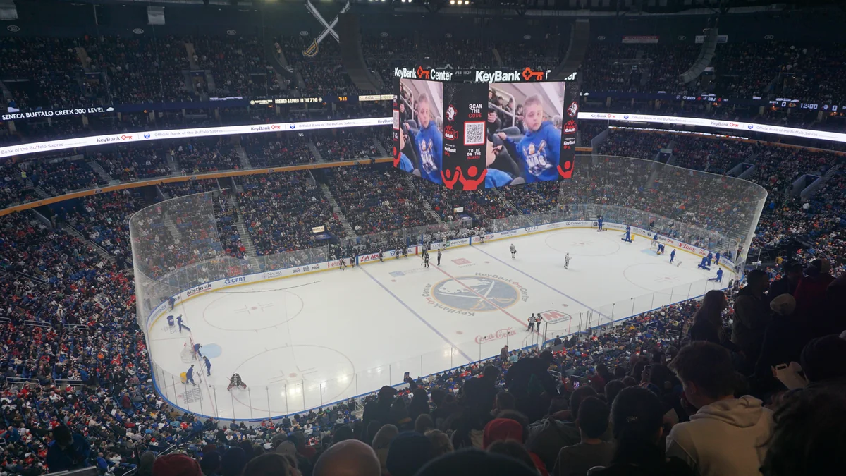 Vue générale de la patinoire et des tribunes remplies au KeyBank Center