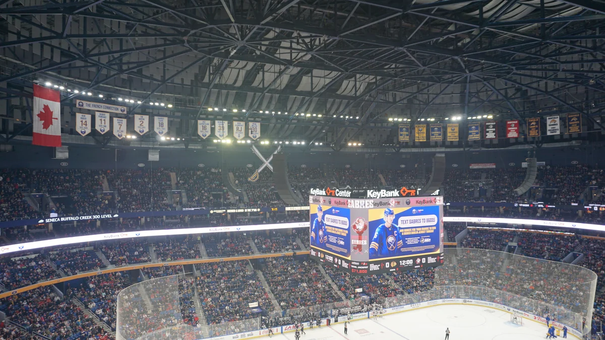 Gradas, marcador central y parte de la pista de hockey en el KeyBank Center