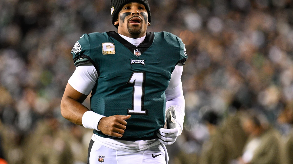 Jalen Hurts corre em campo com o uniforme verde número 1 dos Philadelphia Eagles