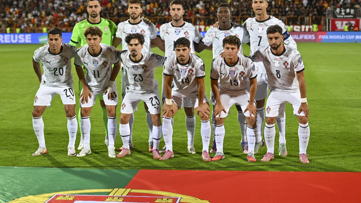 Once jugadores de la selección masculina de Portugal posan en dos filas sobre el césped antes de un partido