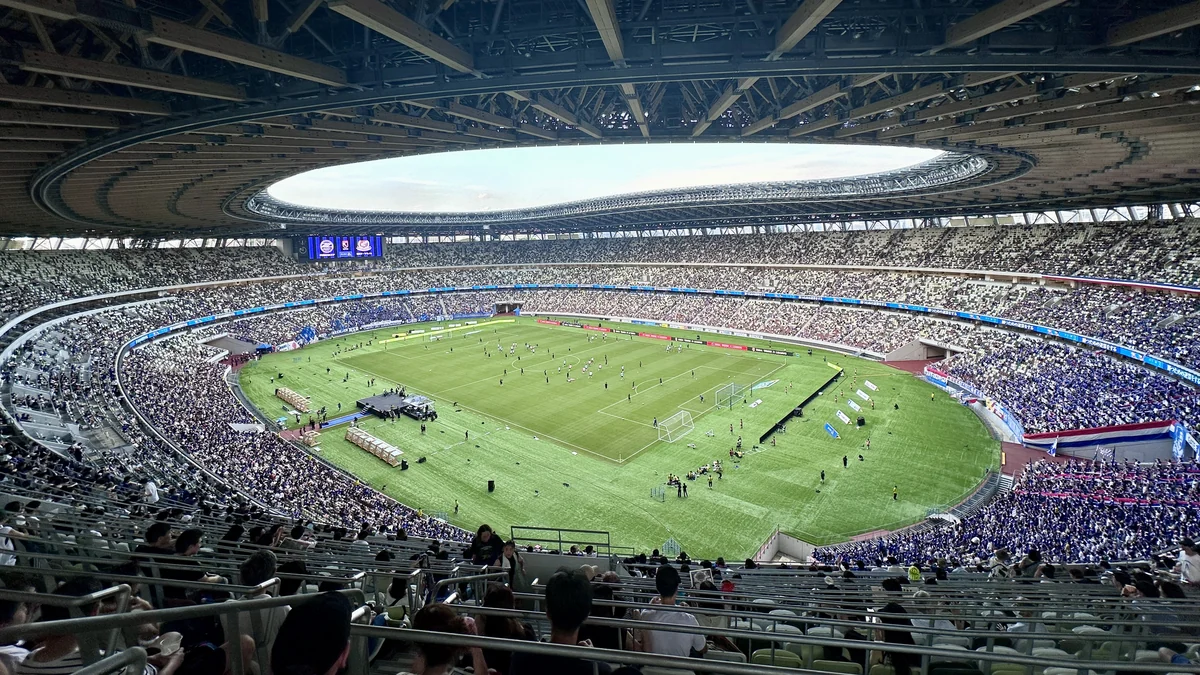 Vista panorámica del campo y las gradas llenas en el Estadio Nacional de Japón