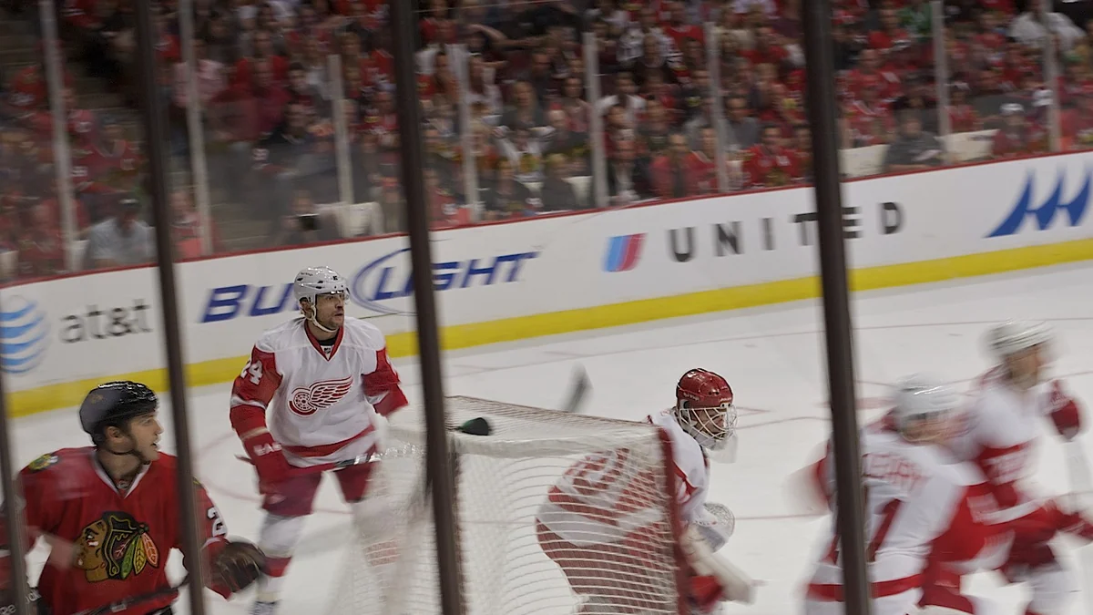 Le gardien et les défenseurs des Detroit Red Wings protègent leur cage face à un joueur de Chicago.