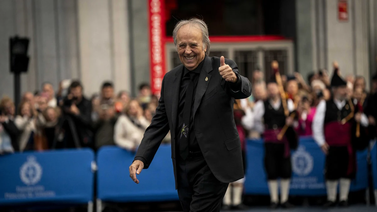 Joan Manuel Serrat smiling and giving a thumbs-up