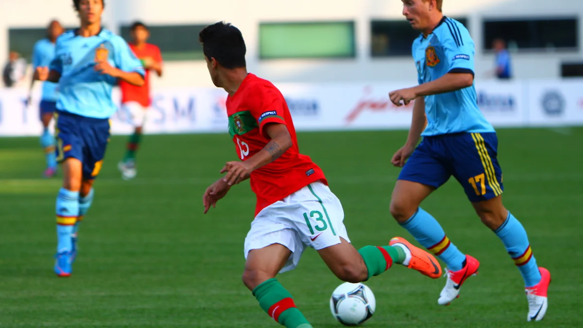 João Cancelo, de vermelho, domina a bola em partida de Portugal sub-19 contra a Espanha