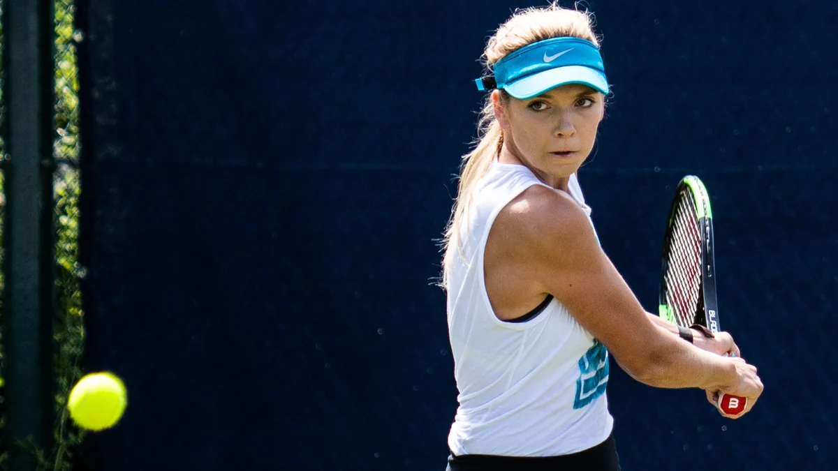 Katie Boulter prepara una devolución con la raqueta junto al cuerpo y la pelota a la izquierda