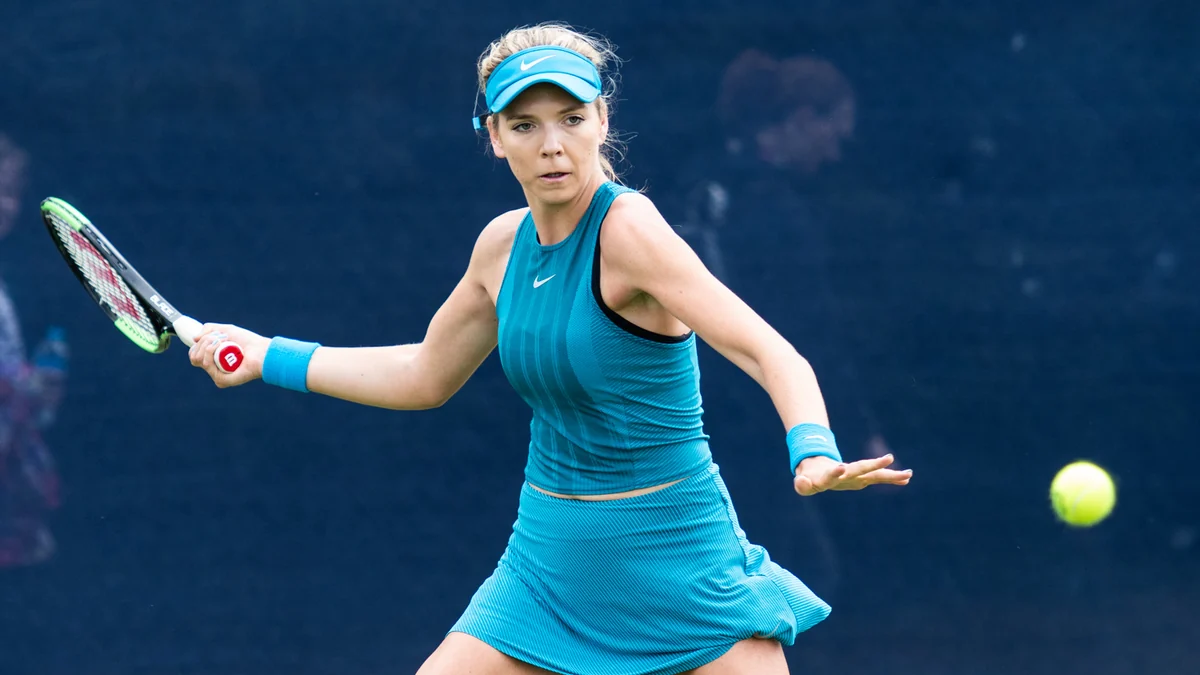 Katie Boulter golpea una pelota con indumentaria turquesa en una pista de tenis