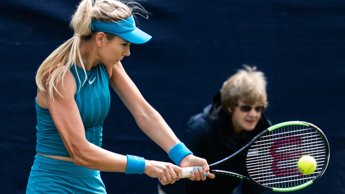 Katie Boulter ejecuta un golpe a dos manos con la pelota delante de la raqueta