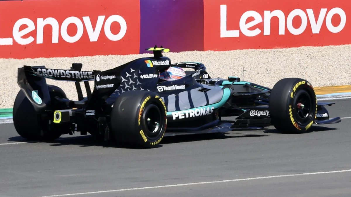 Mercedes de Kimi Antonelli visto de lado em uma curva
