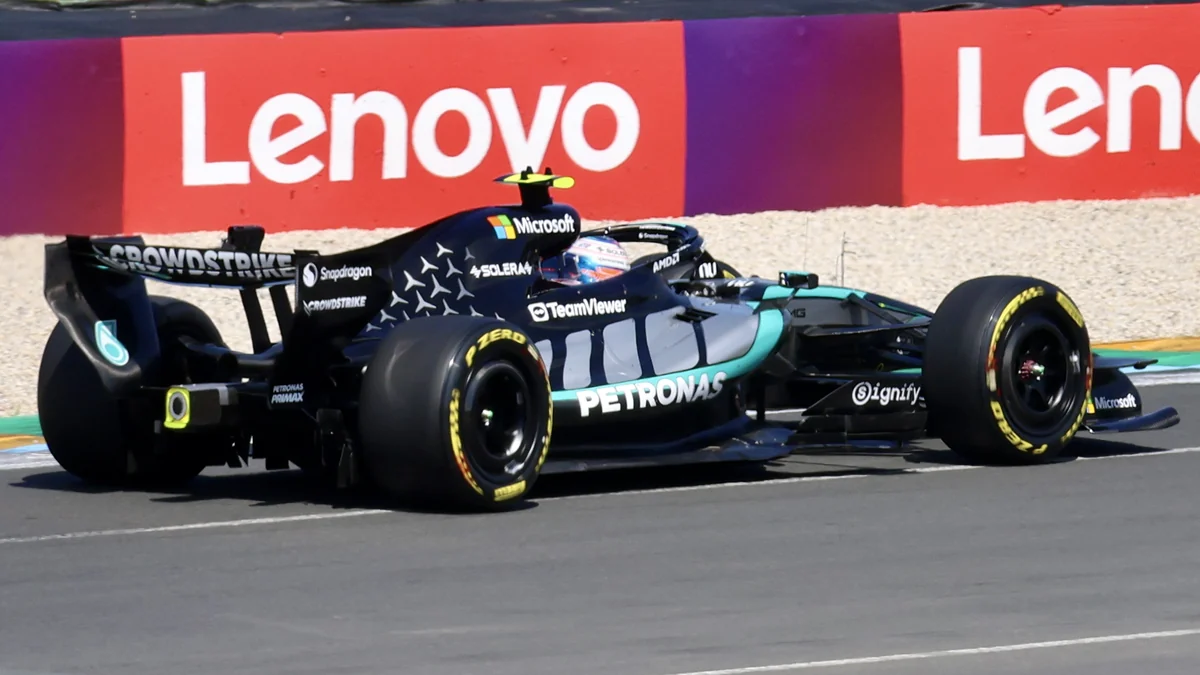 Mercedes preto e prateado de Kimi Antonelli sobre a pista