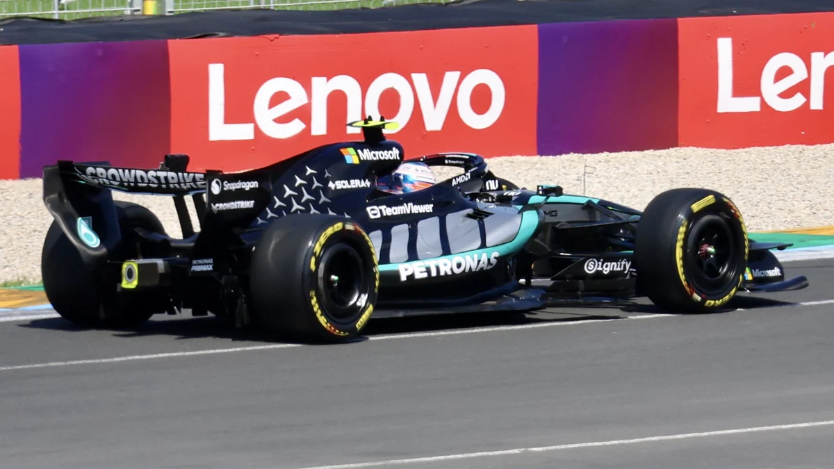 Mercedes de Kimi Antonelli fotografado lateralmente em uma curva