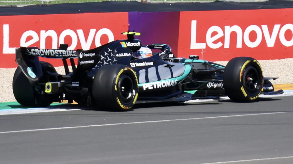 Mercedes de Kimi Antonelli contorna uma curva junto à zebra