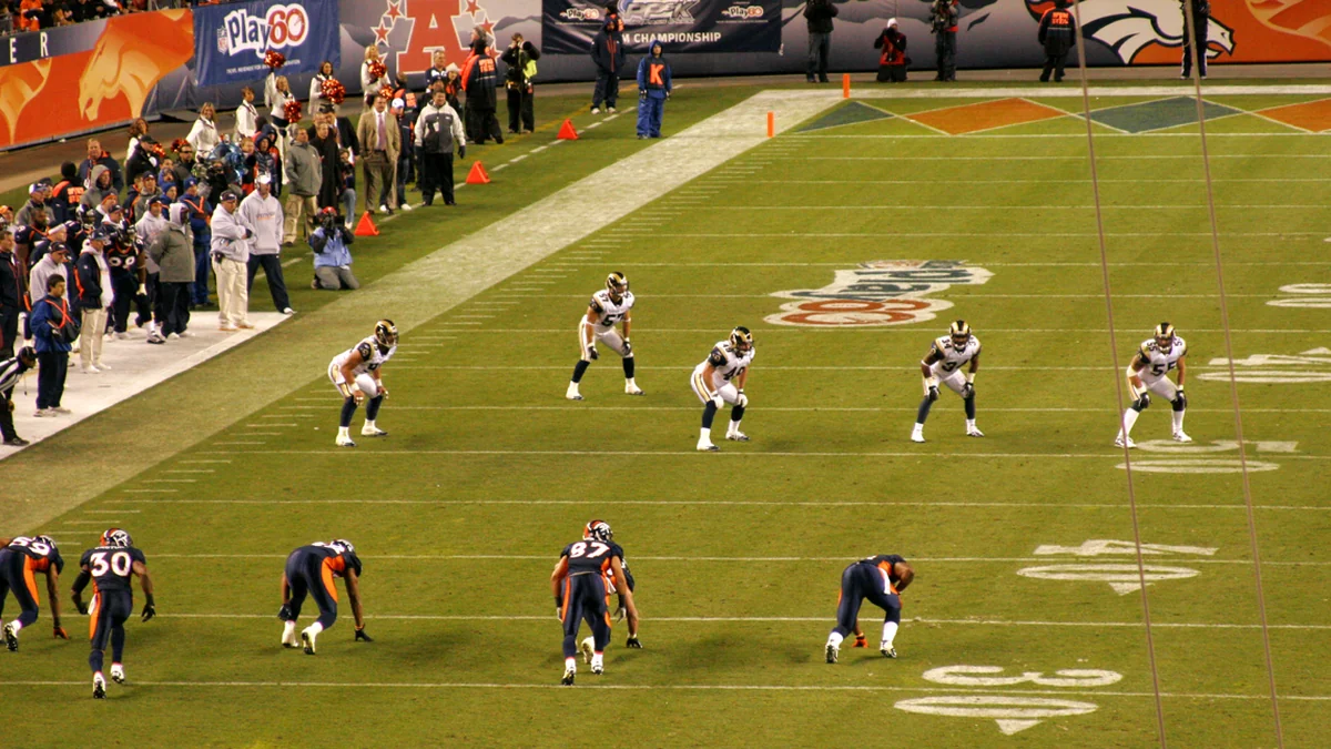 Des joueurs des Denver Broncos s’alignent pour un coup de pied face aux St. Louis Rams