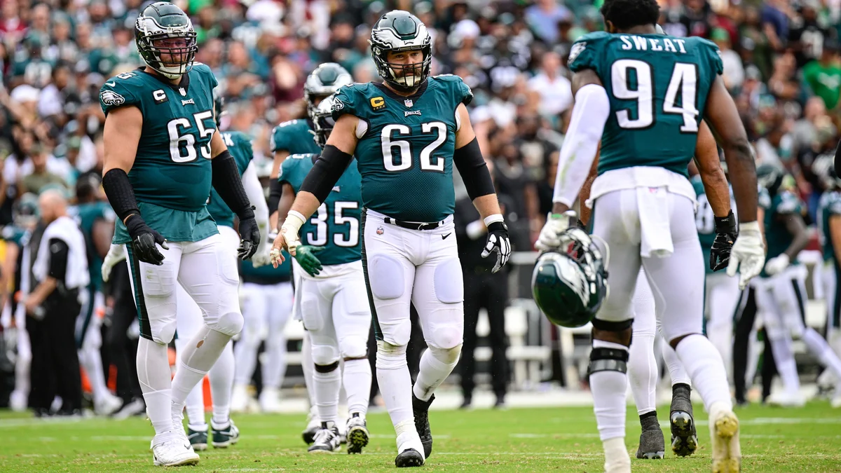 Lane Johnson, numéro 65, et Jason Kelce, numéro 62, sur le terrain avec les Philadelphia Eagles