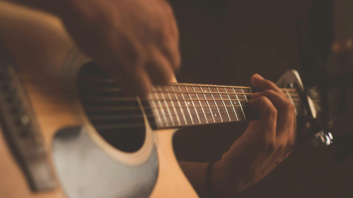 Lauana Prado in an acoustic performance with guitar