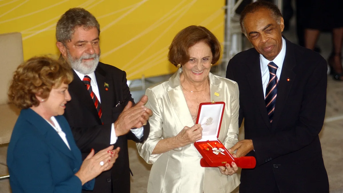 Laura Cardoso en un encuentro público junto a artistas y figuras públicas brasileñas.