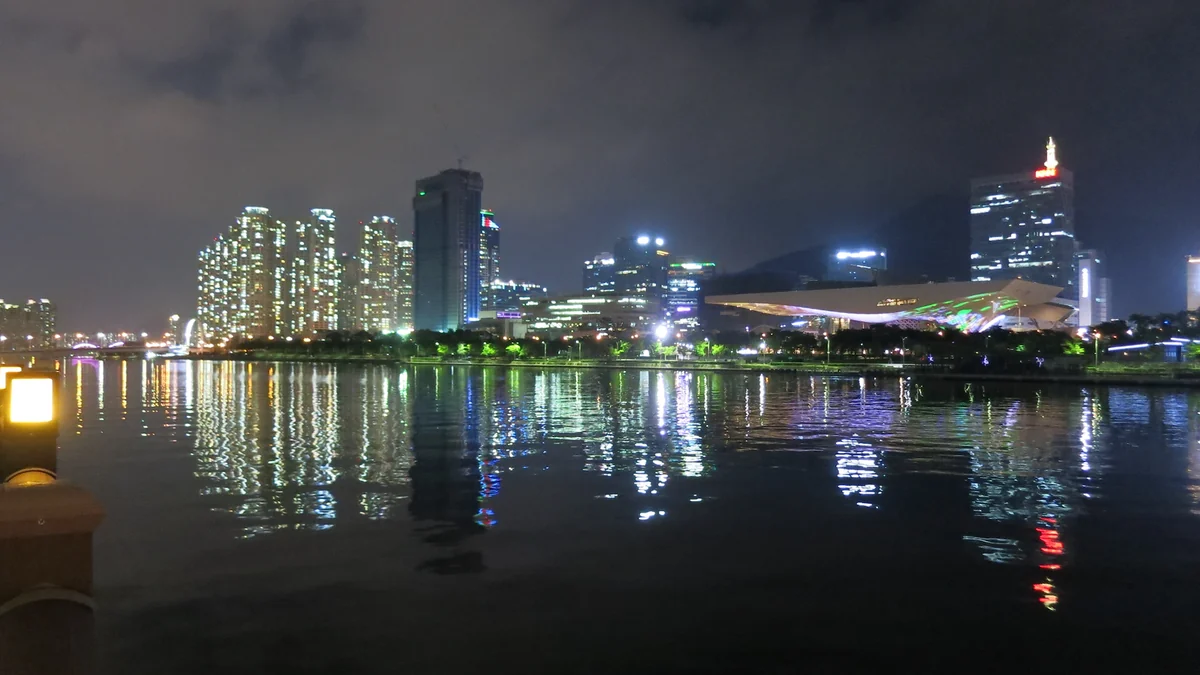 Busan Cinema Center e edifícios iluminados de Centum City refletidos na água à noite