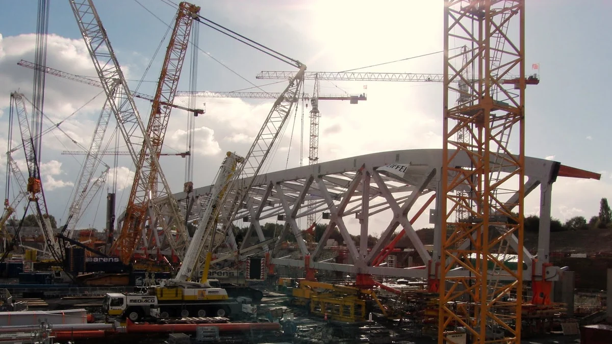 Grues et structures métalliques pendant la construction du stade de Lille