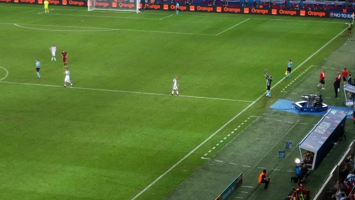 Pelouse, joueurs et zone technique pendant un match au Stade Pierre-Mauroy