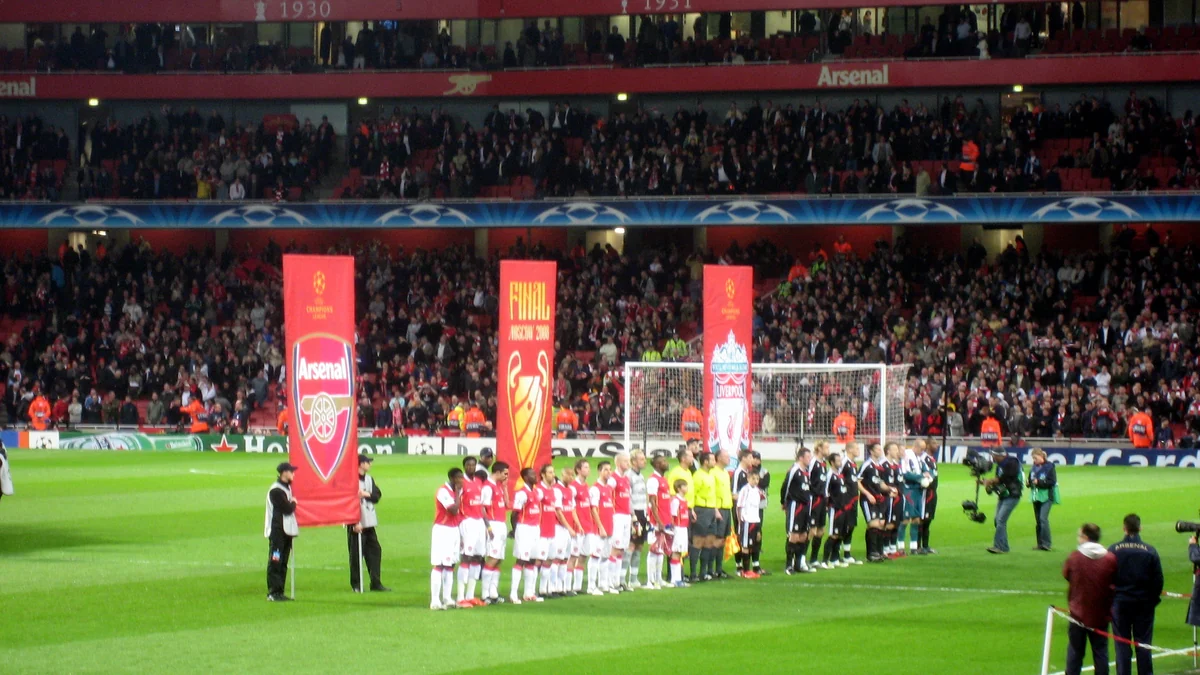 Jugadores de Arsenal y Liverpool formados en el campo antes de un partido