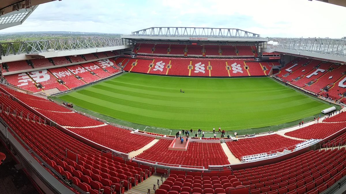 Vista panorámica del campo y las gradas rojas de Anfield