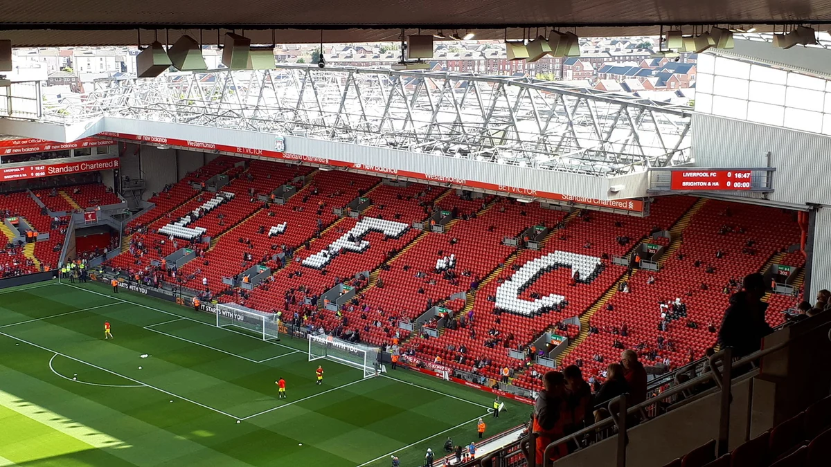 La tribune The Kop, aux sièges rouges et lettres blanches, vue depuis l’intérieur d’Anfield