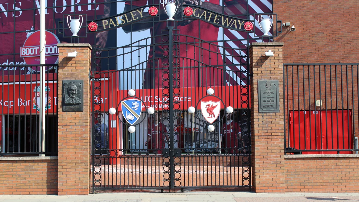 Grilles noires du Paisley Gateway avec les écussons de Liverpool à l’entrée d’Anfield
