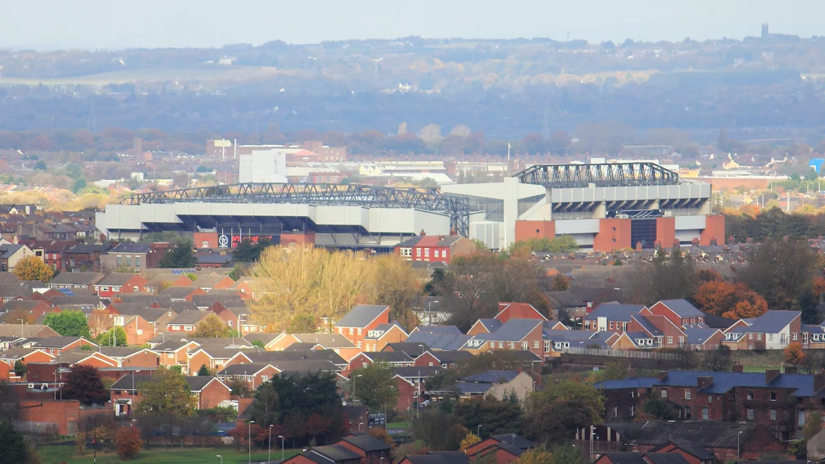 Le stade d’Anfield vu au loin au-delà des maisons et des arbres de Liverpool