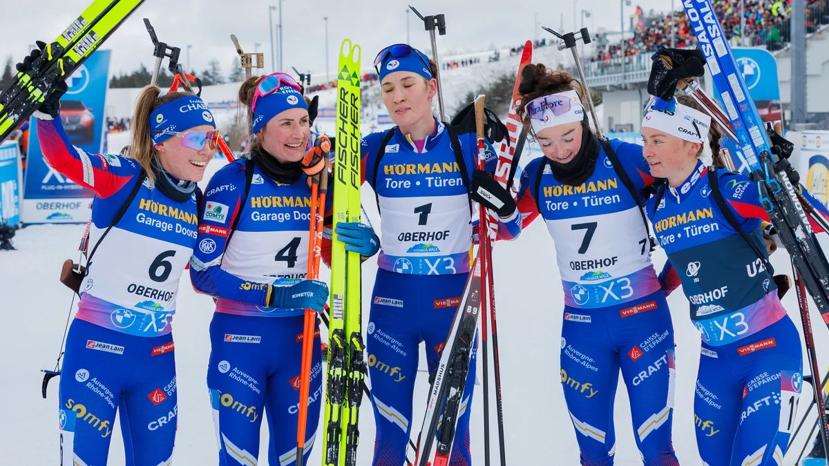 Cinco biatletas del equipo francés posan con esquís y rifles sobre la nieve