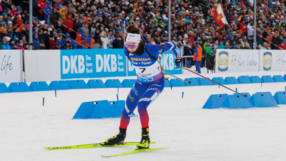 Lou Jeanmonnot esquía por una pista de biatlón ante las gradas