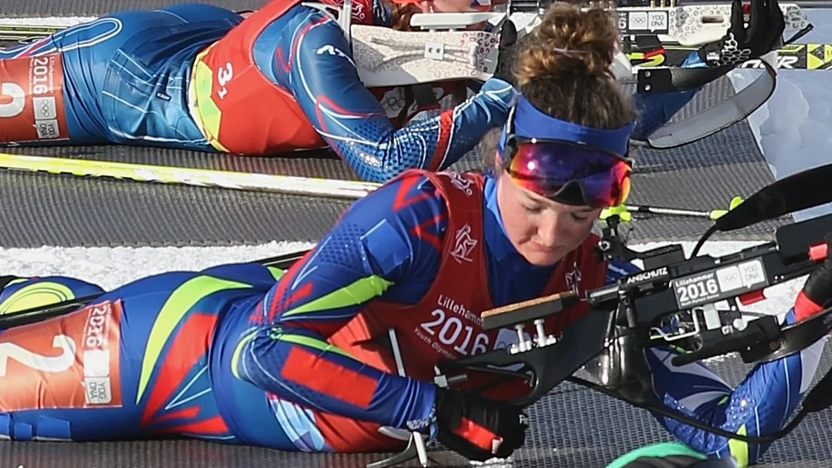 Lou Jeanmonnot tumbada sobre la nieve durante una fase de tiro de biatlón