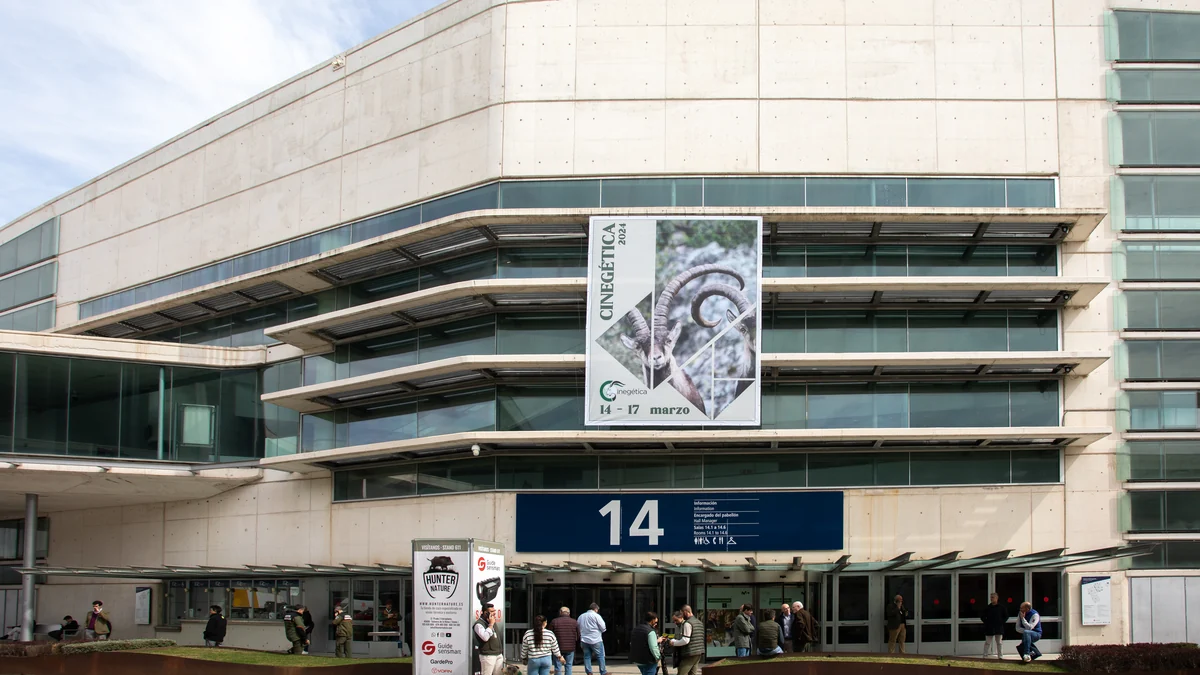 Façade vitrée du pavillon 14 avec des personnes près des entrées