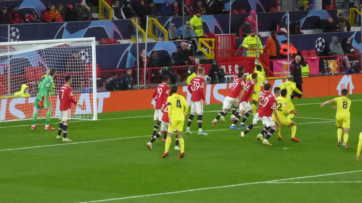 Jogadores do Villarreal e do Manchester United disputam uma jogada diante do gol