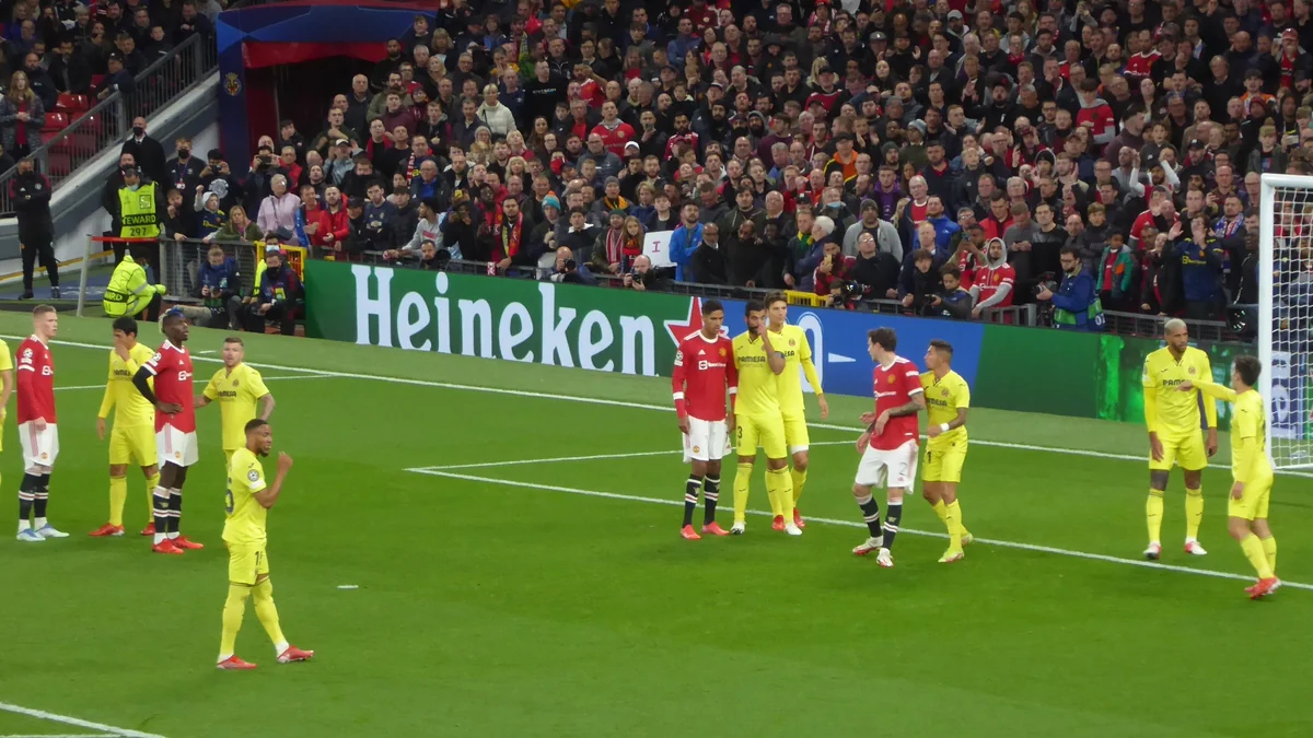 Jogadores do Villarreal de amarelo e do Manchester United de vermelho dentro da área
