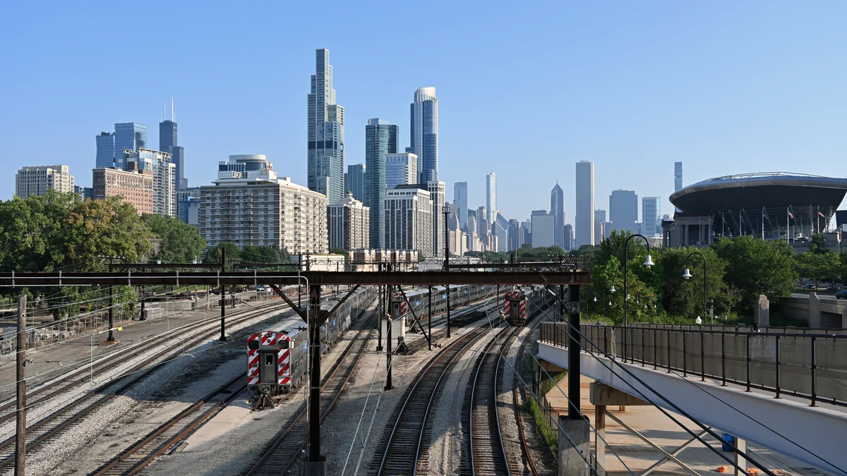 Trenes y vías ferroviarias con el centro de Chicago al fondo.