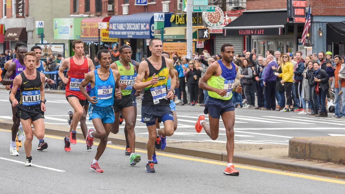 Corredores avanzan por una avenida de Nueva York ante una multitud de espectadores