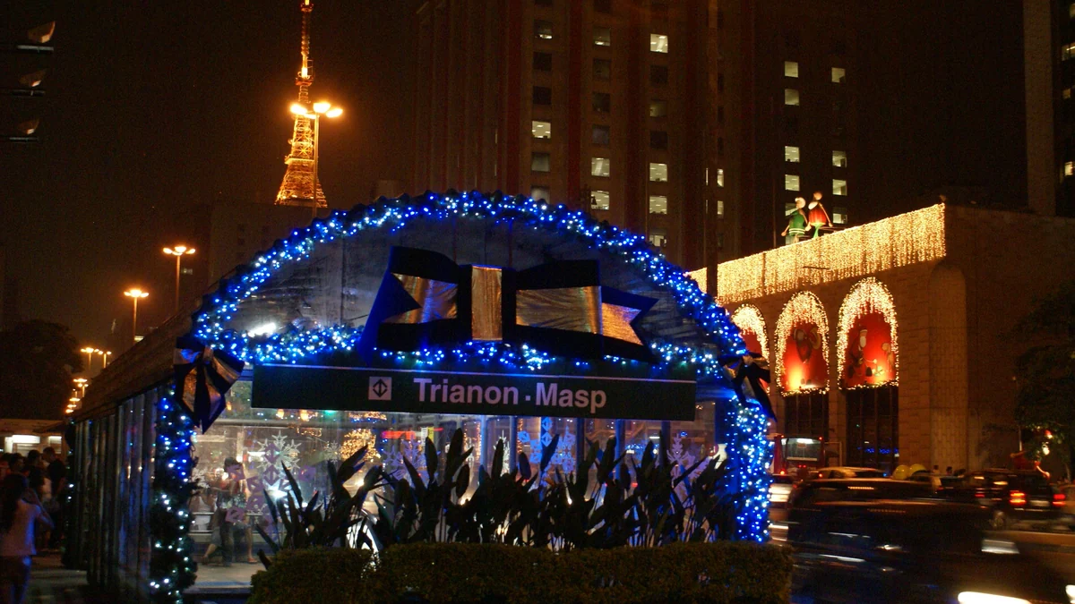 Entrada da estação Trianon-MASP iluminada com decoração de Natal à noite
