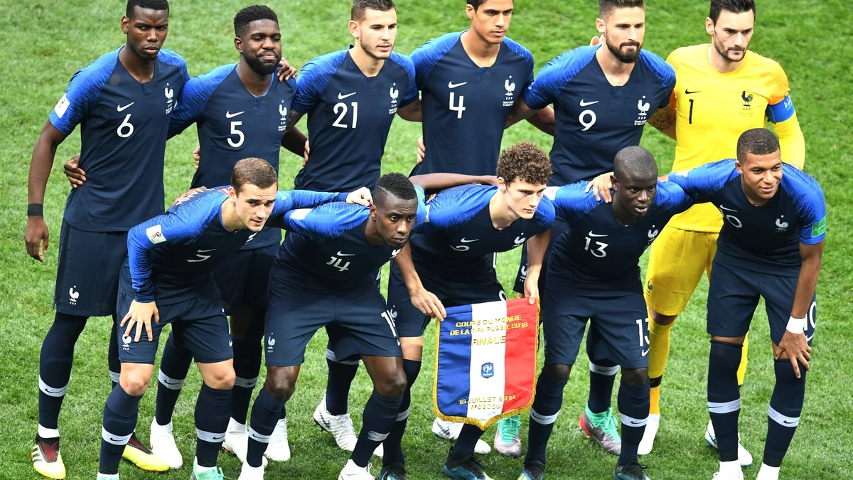 L’équipe de France pose sur deux rangs avant la finale de la Coupe du monde 2018, avec Mbappé à droite.