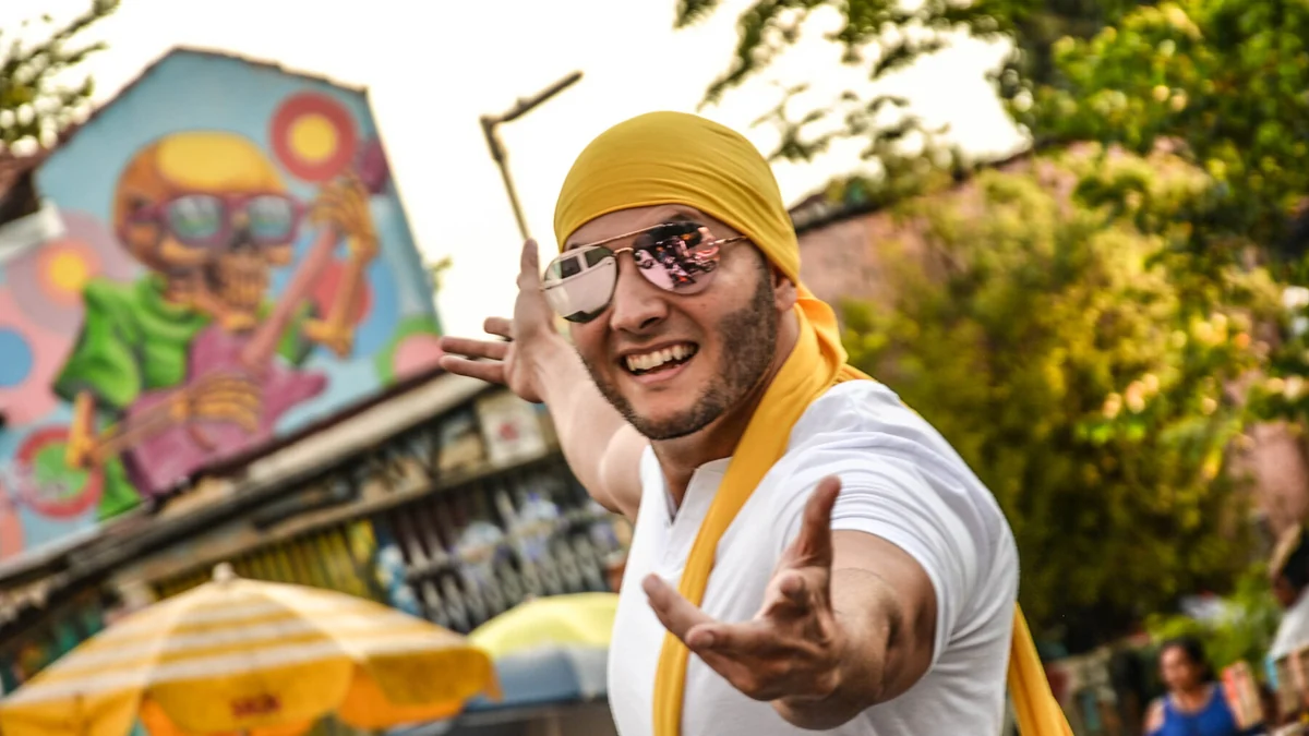Retrato do portfólio fotográfico de Mameluco em cenário urbano