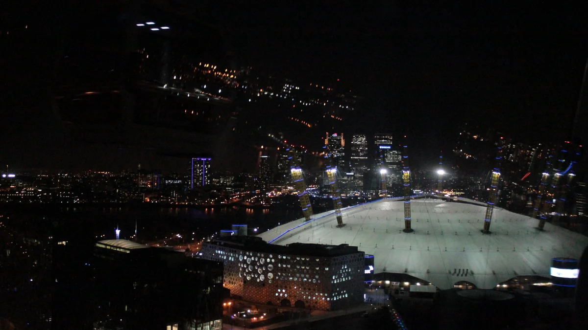 The O2 e edifícios de Londres iluminados à noite, vistos em ângulo elevado
