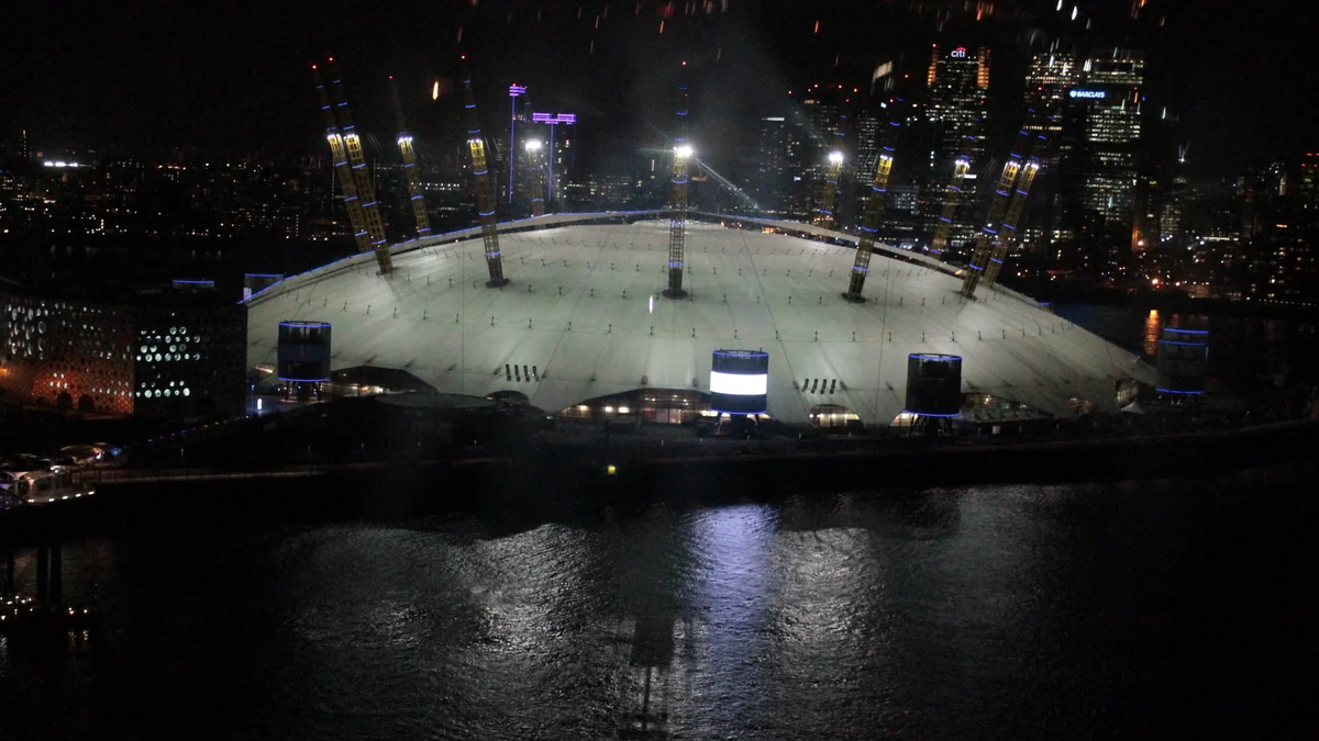 The O2 iluminada à noite, vista do outro lado do rio em Londres