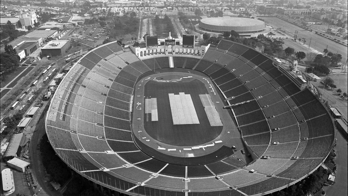 Vista aérea en blanco y negro del Los Angeles Memorial Coliseum con gradas y pista