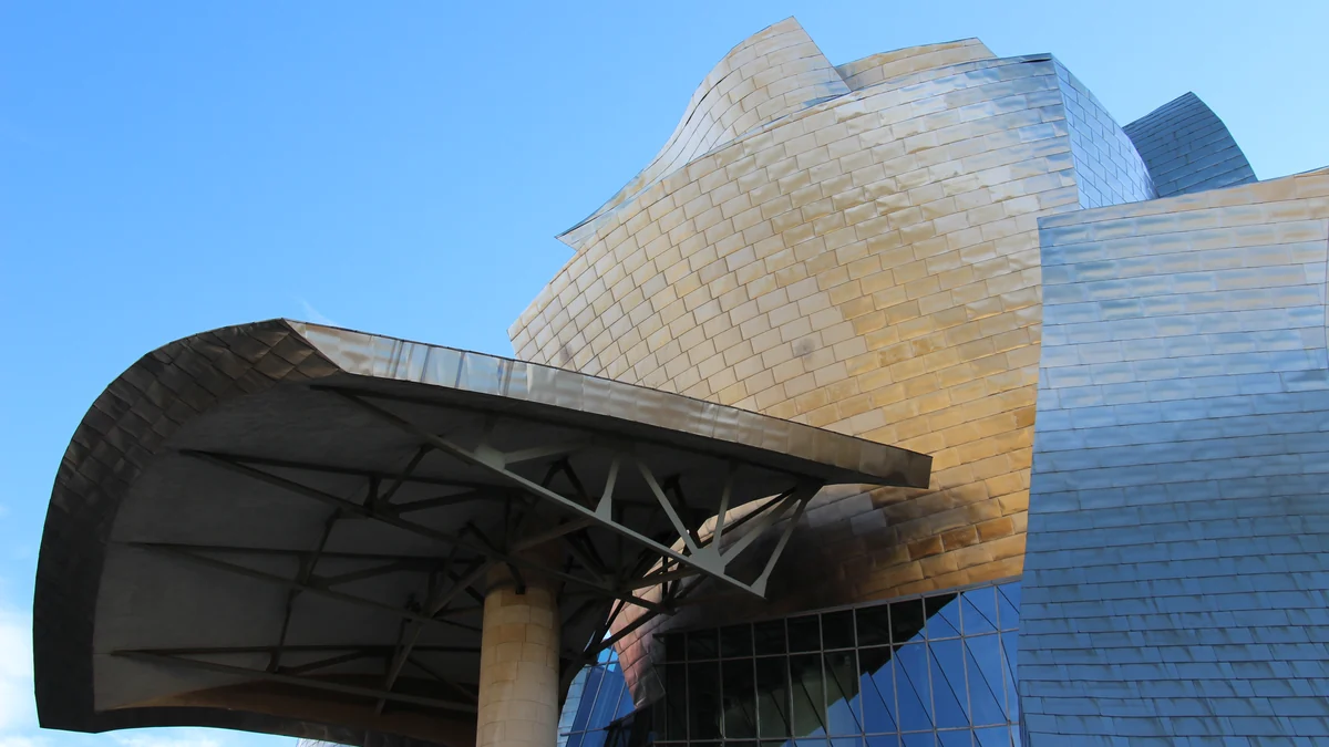 Detalhe da cobertura escura e das fachadas onduladas metálicas do Museu Guggenheim Bilbao