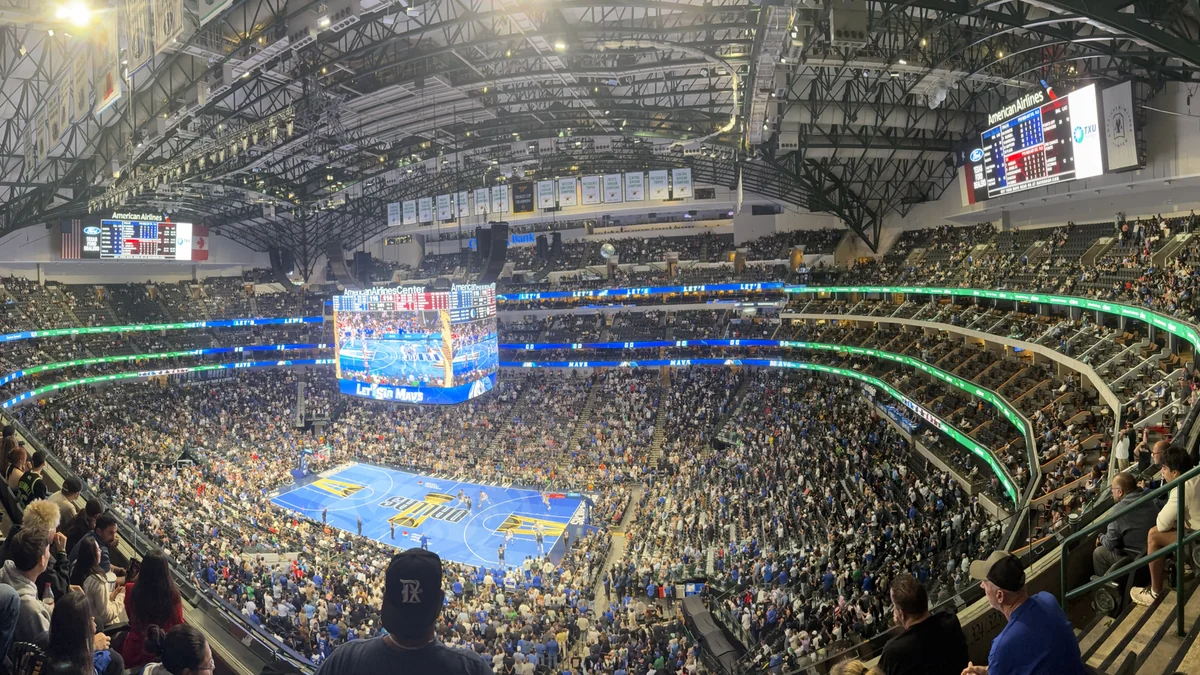 Vue panoramique d’une salle comble pendant un match des Dallas Mavericks
