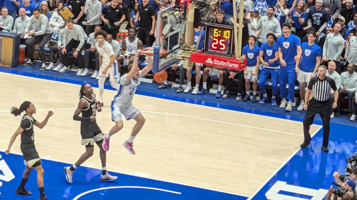 Cooper Flagg s’élève pour dunker pendant un match universitaire