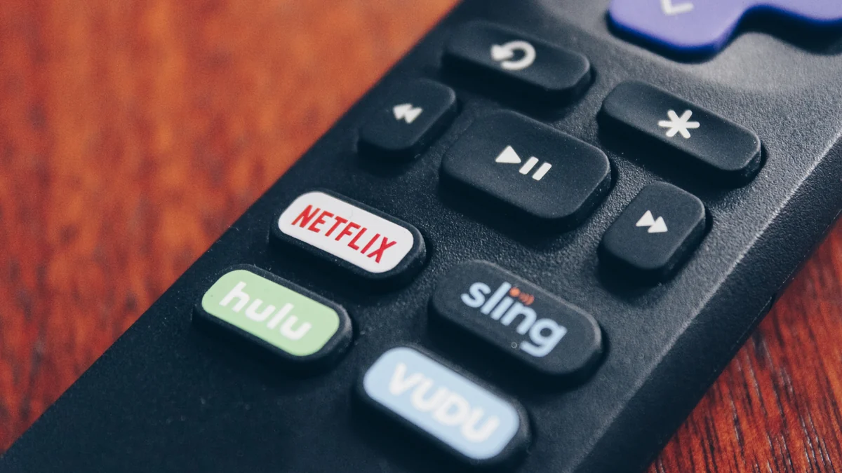 Gros plan d’une télécommande avec des boutons Netflix, Hulu, Sling et Vudu