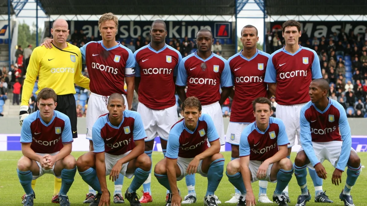 Onze jogadores do Aston Villa posam para uma fotografia no campo
