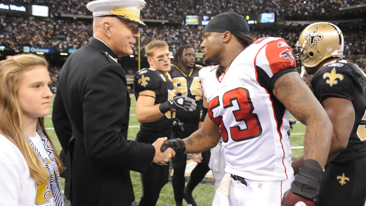 Jugador de Atlanta Falcons saluda a un militar antes de un partido contra New Orleans Saints