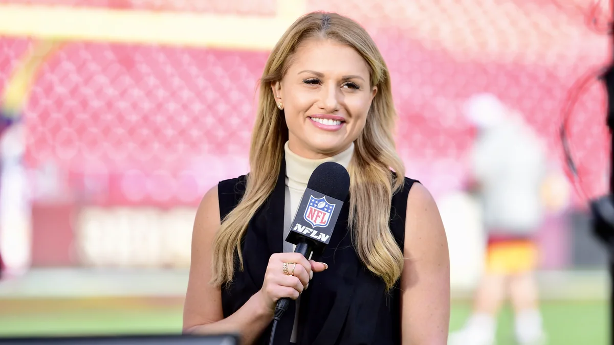 Journaliste tenant un micro NFL Network au bord du terrain