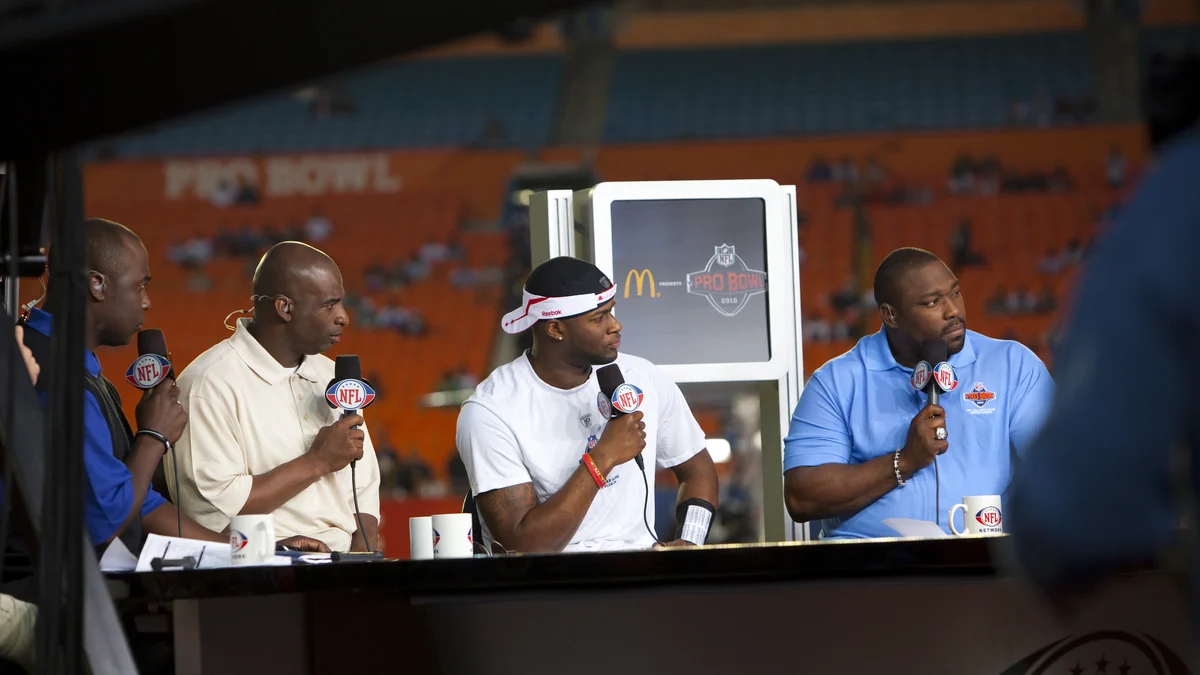 Quatre intervenants munis de micros NFL Network à une table de diffusion