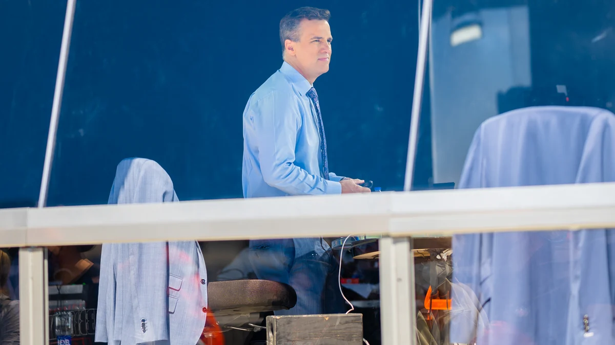 Homme en chemise bleue dans une cabine de diffusion vitrée